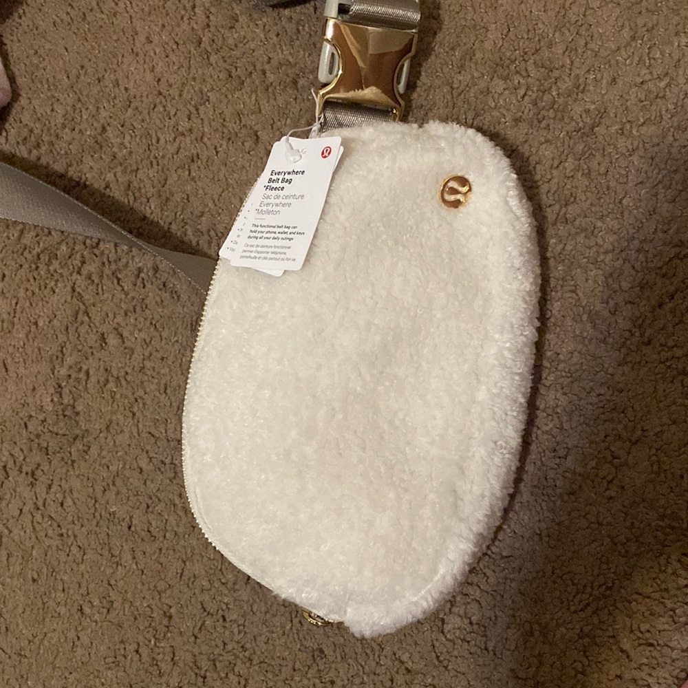 Sold out everywhere. Lululemon everywhere sherpa bag. Price is firm 💓